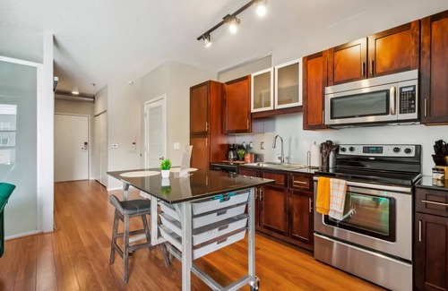 Mill District Hotel | Stunning CozySuites 2BR Mill District w/pool #02