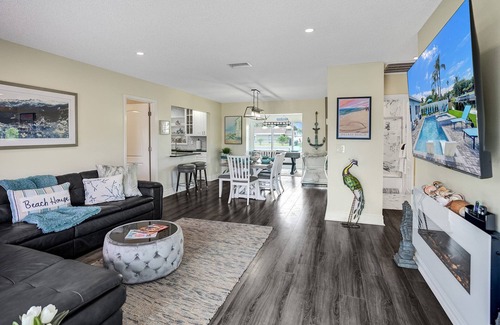 Tropic Palms House | Stunning Delray Beach Waterfront Oasis Heated Pool / Spa / Canal / Pool Table