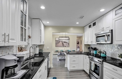 Tropic Palms House | Stunning Delray Beach Waterfront Oasis Heated Pool / Spa / Canal / Pool Table