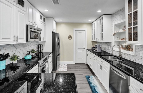 Tropic Palms House | Stunning Delray Beach Waterfront Oasis Heated Pool / Spa / Canal / Pool Table