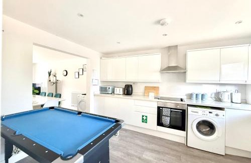 Petham House | Stunning Five Bedroom Holiday Home in Chartham with Hot Tub