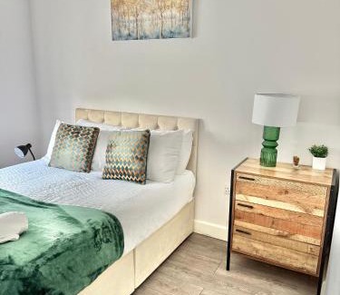 Petham House | Stunning Five Bedroom Holiday Home in Chartham with Hot Tub