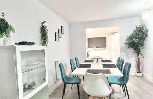 Petham House | Stunning Five Bedroom Holiday Home in Chartham with Hot Tub