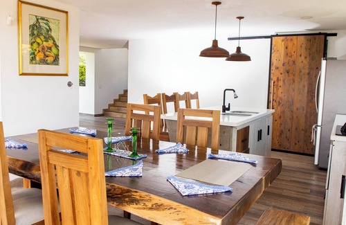 El Penol House | Stunning Guatapé home. Breathtaking views, privacy, modern amenities & parking!