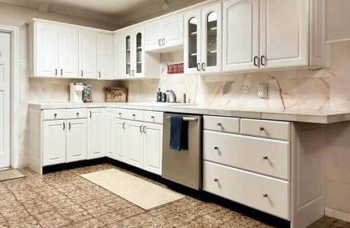 Oakford Park House | Stunning Heated Pool & Spa House Blocks to Midtown