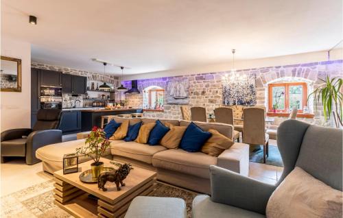 Solin House | Stunning Home In Solin With Wifi