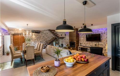 Solin House | Stunning Home In Solin With Wifi