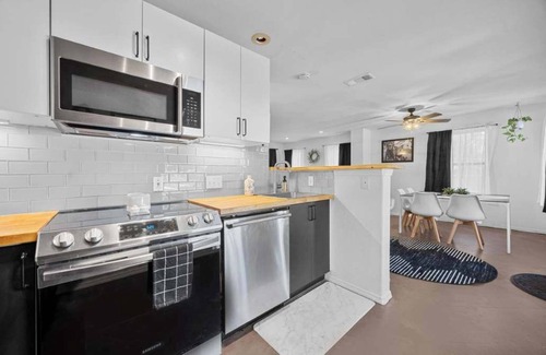 Apache Shores House | Stunning Lake Travis Retreat in Austin