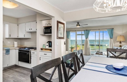 Harrison Township Apartment | Stunning Lake Views | Sleeps 9 | Harrison Twp