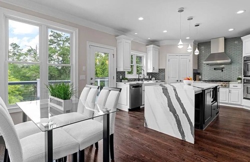 Tate Apartment | Stunning Lakefront Estate