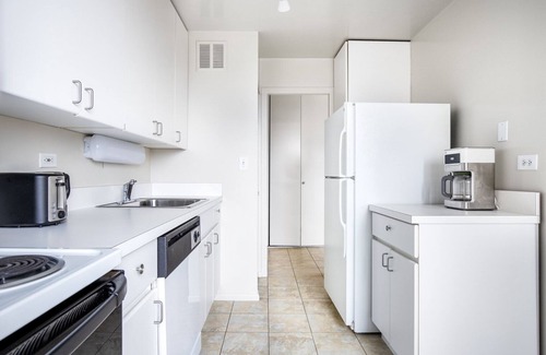 Lake View East Apartment | Stunning Lakeview 1BR w/Rooftop Pool, near Wrigley Field, by Blueground