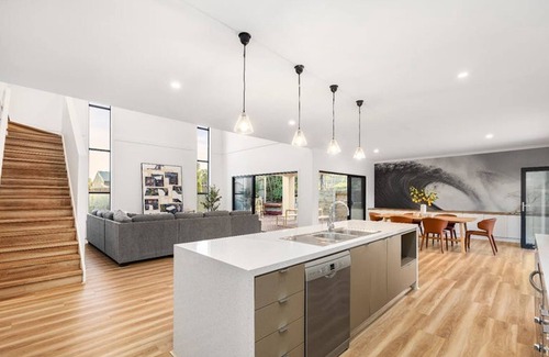 Sunbury House | Stunning Luxury, Breathtaking View. Close to the Airport and Freeways.