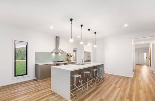 Sunbury House | Stunning Luxury, Breathtaking View. Close to the Airport and Freeways.