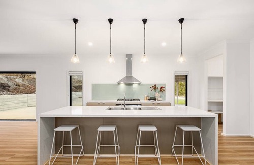 Sunbury House | Stunning Luxury, Breathtaking View. Close to the Airport and Freeways.