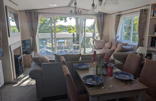 New Forest District Resort | STUNNING LUXURY Caravan on edge of New Forest on SHOREFIELD Country Park ENTERTAINMENT AND LEISURE PASSES INCLUDED