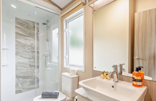 New Forest District Cabin | Stunning Luxury 2-Bed Lodge Near to New Forest and Milford on Sea Sleeps 6