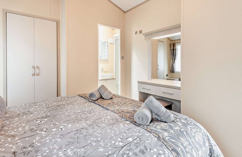 New Forest District Cabin | Stunning Luxury 2-Bed Lodge Near to New Forest and Milford on Sea Sleeps 6