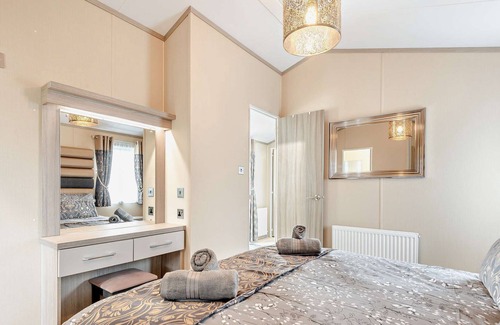 New Forest District Cabin | Stunning Luxury 2-Bed Lodge Near to New Forest and Milford on Sea Sleeps 6