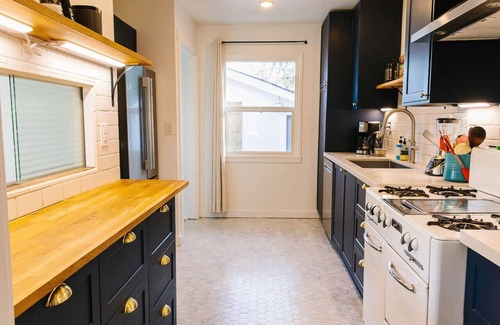 Livingston House | Stunning Mid-Century Oasis, Steps from Downtown