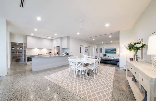 Airlie Beach Apartment | Stunning Modern 2-Bedroom Apartment with Coral Sea Views