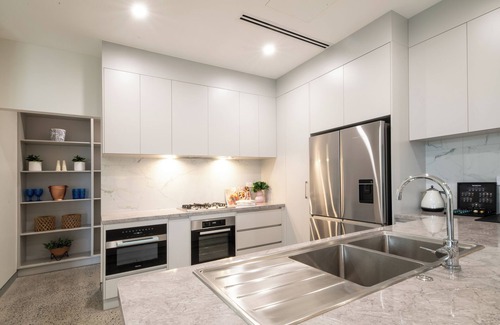 Airlie Beach Apartment | Stunning Modern 2-Bedroom Apartment with Coral Sea Views