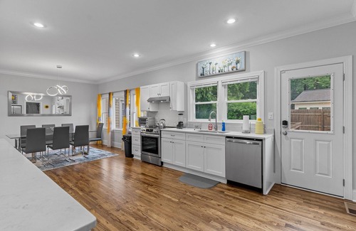 Forest Hills House | Stunning Modern 4 Bedroom House Center of Wilmington-NO cleaning fee!