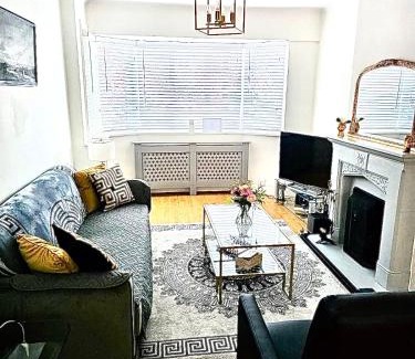 Whitefoot House | Stunning Modern Cozy 5 star 3 bedroom house-Free Parking Greater London Metro Stations hosted by Tony