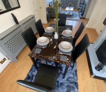 Whitefoot House | Stunning Modern Cozy 5 star 3 bedroom house-Free Parking Greater London Metro Stations hosted by Tony