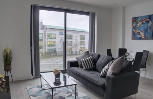 Slough Apartment | Stunning New Modern 2 Bedroom flat with Parking near Windsor Castle