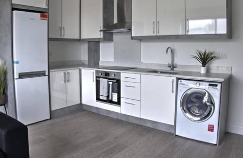 Slough Apartment | Stunning New Modern 2 Bedroom flat with Parking near Windsor Castle