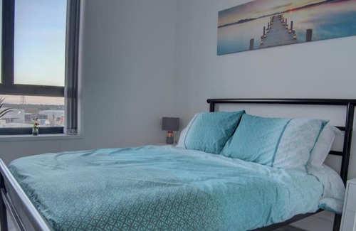 Slough Apartment | Stunning New Modern 2 Bedroom flat with Parking near Windsor Castle