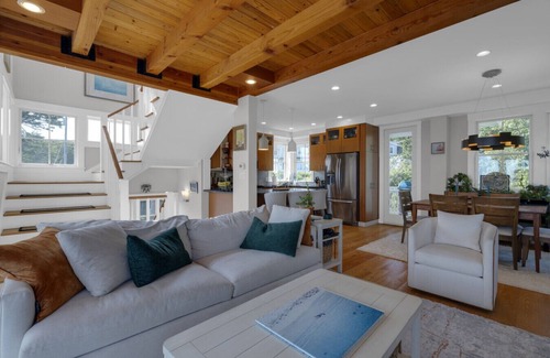 Cape Neddick House | STUNNING OCEAN VIEWS NEXT TO THE CLIFF HOUSE! New Listing, Premier Host!