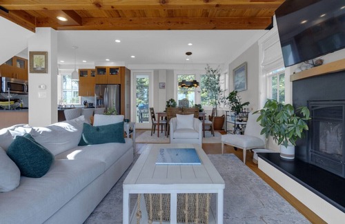 Cape Neddick House | STUNNING OCEAN VIEWS NEXT TO THE CLIFF HOUSE! New Listing, Premier Host!