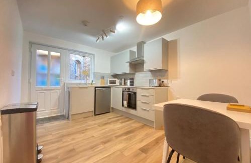 Ely Apartment | Stunning One Bed Flat at Dawe Luxury Suites - An Entire Apartment near Ely Cathedral & Train Station - The Perfect Base to Explore Ely, Cambridge, Norfolk & London - 2 Guests Max