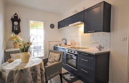 Morieres-les-Avignon Villa | Stunning private villa for 6 people with A/C, private pool, WIFI, TV and terrace