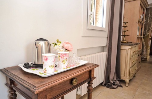 Morieres-les-Avignon Villa | Stunning private villa for 6 people with A/C, private pool, WIFI, TV and terrace