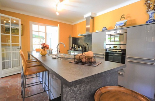 Morieres-les-Avignon Villa | Stunning private villa for 6 people with A/C, private pool, WIFI, TV and terrace