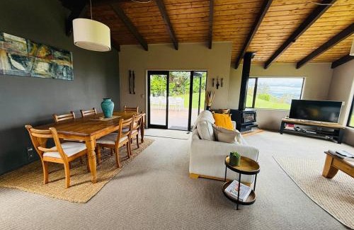 Acacia Bay House | Stunning panoramic Lakeview , spa pool & privacy