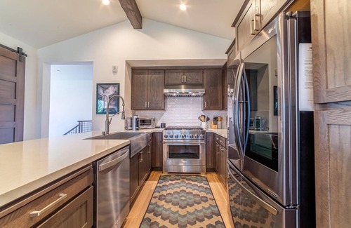 Mammoth Lakes House | Stunning Pet Friendly Creekhouse #495