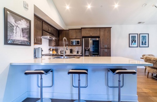 Mammoth Lakes House | Stunning Pet Friendly Creekhouse #495