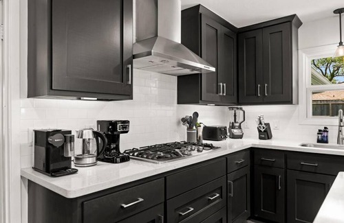 Braeswood Place House | Stunning Pool and Chefs Kitchen NRG MedCenter