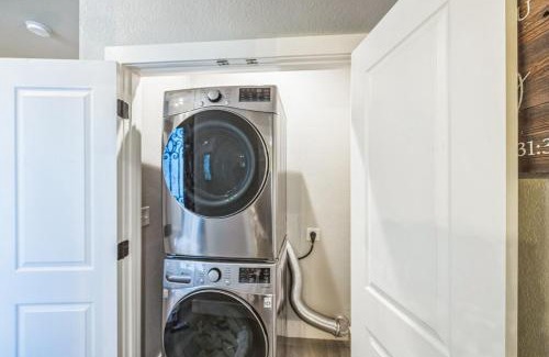 Granbury House | Stunning & Pristine Kitchen-Smart TVs-Modern Gas Firepit-Free Parking