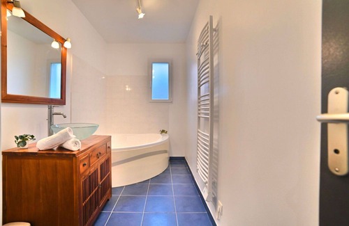 Cheray House | Stunning private villa for 10 people with WIFI, TV, terrace, pets allowed and parking