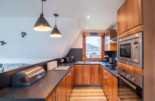 South Laggan House | Stunning private villa for 6 people with WIFI, TV, terrace, pets allowed and panoramic view