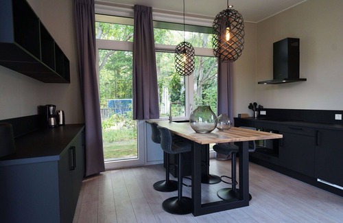 IJhorst House | Stunning private villa for 4 guests with WIFI, pool, TV and terrace