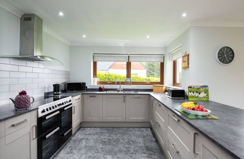 Drumnadrochit Villa | Stunning private villa for 8 people with WIFI, TV, pets allowed and panoramic view