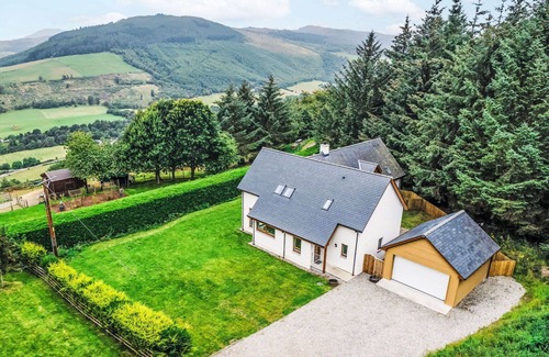 Drumnadrochit Villa | Stunning private villa for 8 people with WIFI, TV, pets allowed and panoramic view
