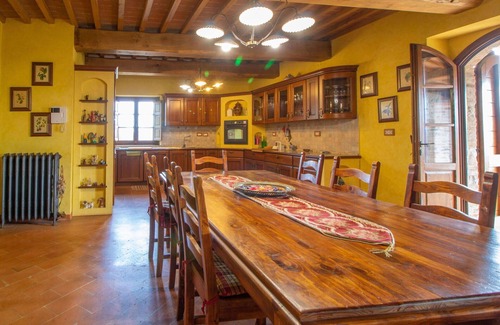 Umbertide Villa | Stunning private villa for 10 people with WIFI, TV, balcony and pets allowed
