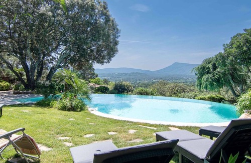 Gareoult Villa | Stunning private villa with WIFI, private pool, TV, patio, pets allowed, panoramic view and park...