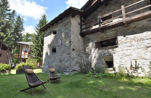 Madesimo House | Stunning private villa for 8 people with hot tub, WIFI, TV, terrace and pets allowed